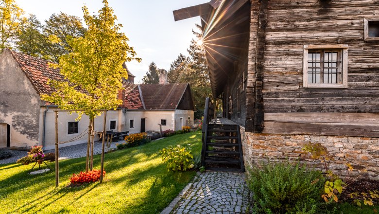 Museumsdorf Krumbach, © Wiener Alpen/Christian Kremsl Historische Gebäude im Museumsdorf Krumbach bei Sonnenuntergang.