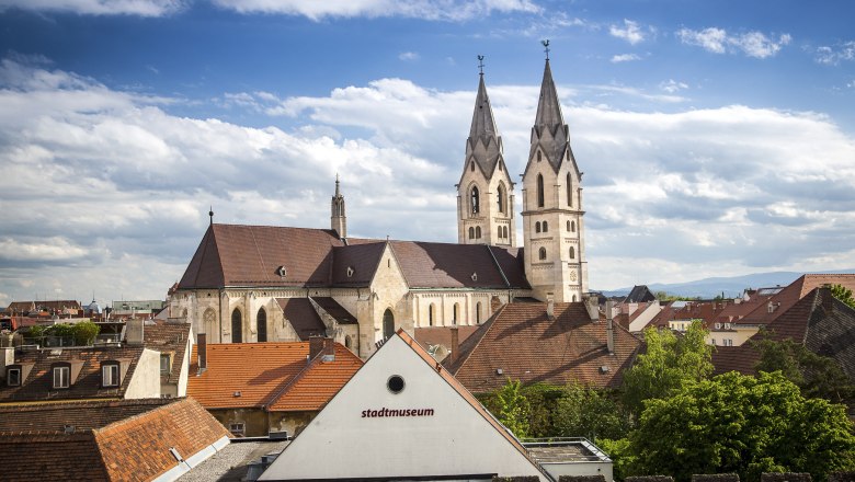 Wiener Neustadt, © Wiener Alpen/Zwickl Blick auf die Stadt Wiener Neustadt mit einer Kirche und dem Stadtmuseum im Vordergrund.