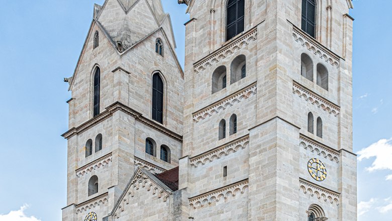 Dom von Wiener Neustadt, © Wiener Alpen/Schubert Der Dom von Wiener Neustadt mit zwei markanten Türmen vor blauem Himmel.