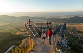 Aussichtsplattform Hohe Wand Skywalk mit Blick auf die Landschaft.
