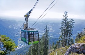 Seilbahn in den Bergen mit Blick auf das Tal.