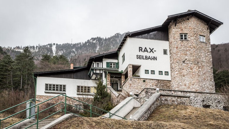Umgeben von majest&auml;tischen Bergen und dichten W&auml;ldern, l&auml;dt dieser Ort dazu ein, die frische Bergluft zu genie&szlig;en. Die charmante Architektur des Berggasthofs strahlt Gem&uuml;tlichkeit aus und verspricht unvergessliche Erlebnisse in der Natur. Hier beginnt das Abenteuer in den Alpen, wo atemberaubende Ausblicke und erholsame Wanderungen auf Sie warten.