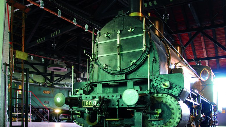 Historische Dampflokomotive im Rundlokschuppen des Südbahn Museums.