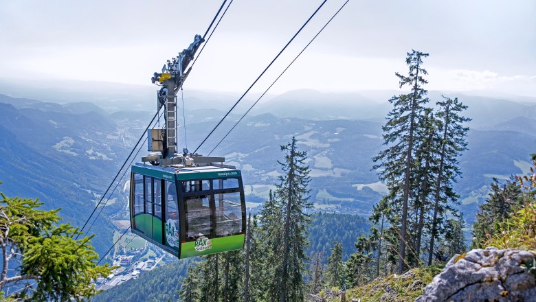 Seilbahn in den Bergen mit Blick auf das Tal.