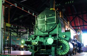 Historische Dampflokomotive im Rundlokschuppen des Südbahn Museums.