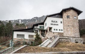 Umgeben von majest&auml;tischen Bergen und dichten W&auml;ldern, l&auml;dt dieser Ort dazu ein, die frische Bergluft zu genie&szlig;en. Die charmante Architektur des Berggasthofs strahlt Gem&uuml;tlichkeit aus und verspricht unvergessliche Erlebnisse in der Natur. Hier beginnt das Abenteuer in den Alpen, wo atemberaubende Ausblicke und erholsame Wanderungen auf Sie warten.