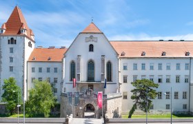 Frontansicht der Militärakademie Wiener Neustadt mit blauem Himmel.